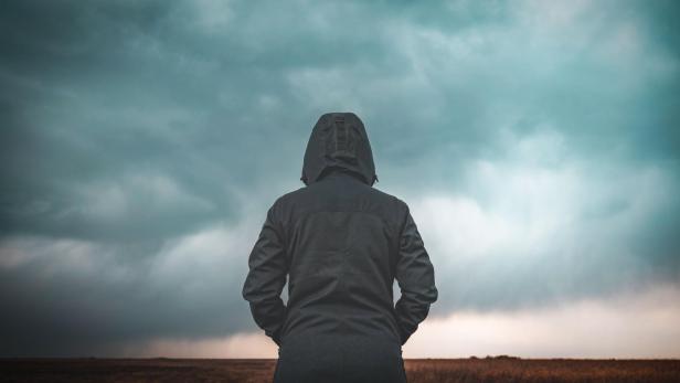 Symboldbild: Mann mit Kapuze.