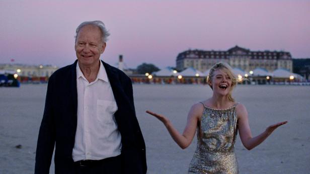 Stellan Skarsgård und Elle Fanning.