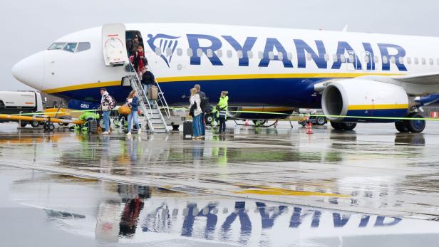 Passagiere beim Boarding eines Flugzeugs von Ryanair.