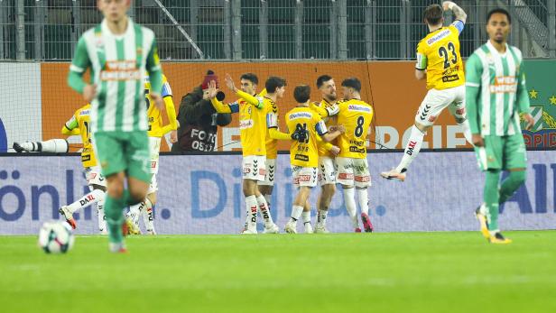 Die Rieder Spieler jubeln im Spiel gegen Rapid.