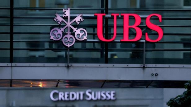Die Logos von UBS und Credit Suisse sind an einem Gebäude angebracht.