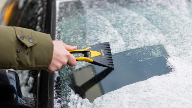 Schnee am Autodach, im Stand laufender Motor oder mangelhaftes Eiskratzen können gefährlich und teuer werden  