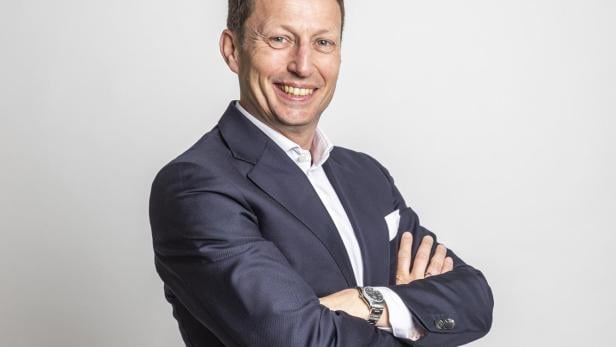 Mann lacht in Kamera