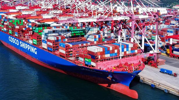 Containerschiff wird im Hafen von Qingdao beladen.