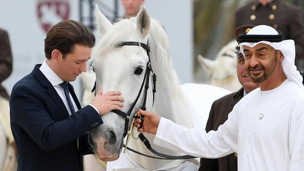 Sebastian Kurz und der Kronprinz von Abu Dhabi Mohammed Bin Zayed al Nahyan bei der Lipizzaner-Übergabe.