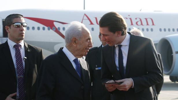 Empfang am Wiener Flughafen: Shimon Peres wurde von Außenminister Sebastian Kurz begrüßt.