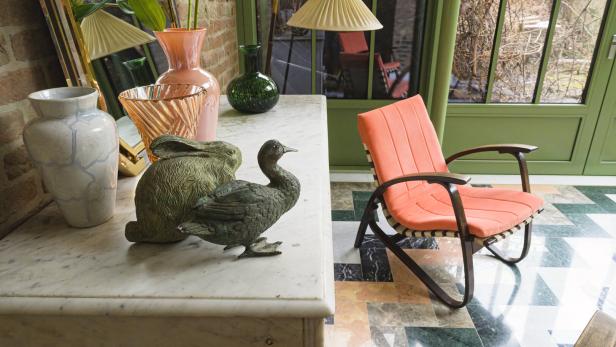 Hübsch eingerichteter Wintergarten mit grünen Türen