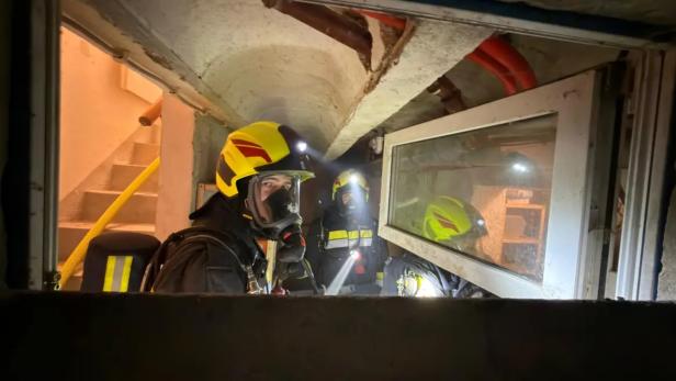 Feuerwehrmann bei Kellerbrand