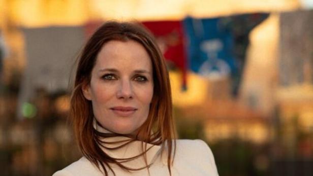 Florence Gaub trägt ein weißes Jacket