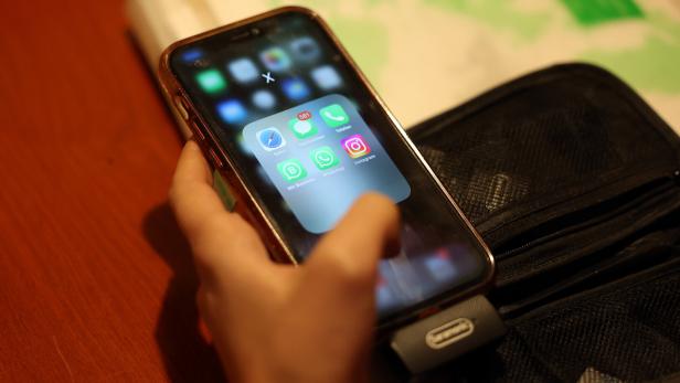 Iran lifts two-year ban on WhatsApp and Google Play