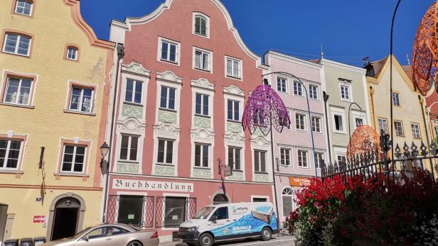 Häuserzeile mit gelbem, rosa und weißem Haus