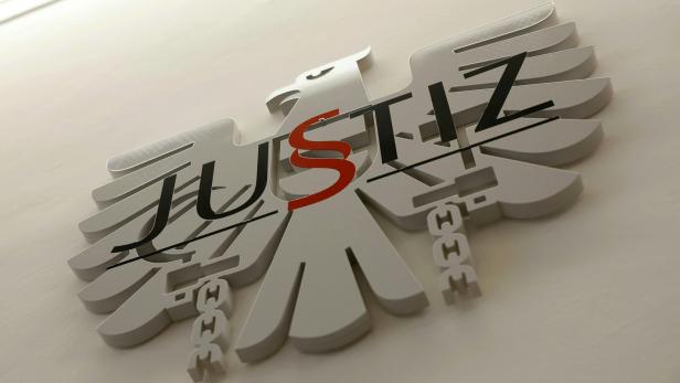 Justizemblem an einer Wand