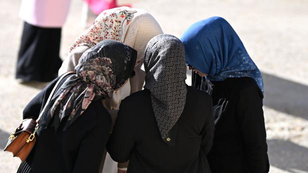 Muslimische Frauen tragen Kopftuch