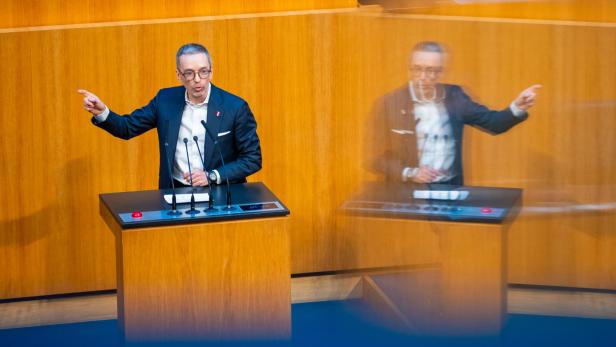 Herbert Kickl hält eine Rede im Parlament