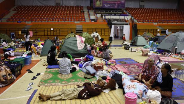 Flüchtlinge in einer Turnhalle in der thailändischen Provinz Si Sa Ket.