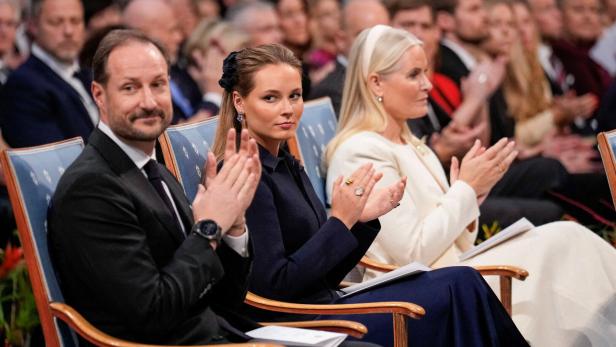 Kronprinz Haakon, Prinzessin Ingrid Alexandra und Kronprinzessin Mette-Marit applaudieren im Publikum.