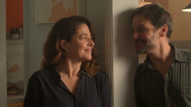 Eine Mann und eine Frau lächeln sich an.