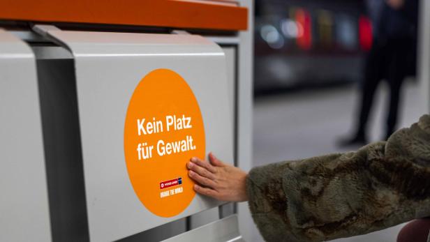 Ein rundes Pickerl mit der Aufschrift "Kein Platz für Gewalt" klebt auf einer U-Bahn-Sitzbank.