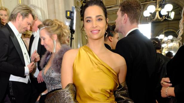 Amira Aly in einem gelben Kleid bei der ROMY Gala.