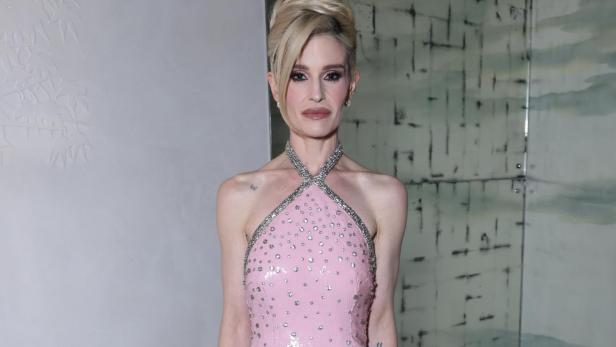 Kelly Osbourne mit hochgesteckten Haaren in einem rosa Kleid. 