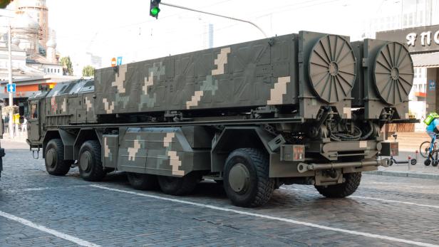 Hrim-2-Starter, bei einer Militärparade im Jahr 2021, auf der Straße von Kiew