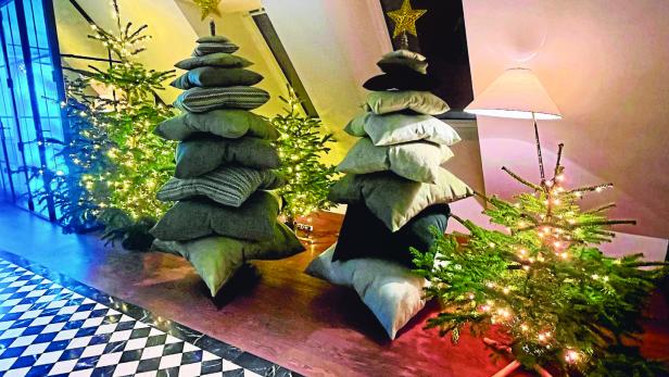 Christbaum aus gestapelten, grünen Pölstern