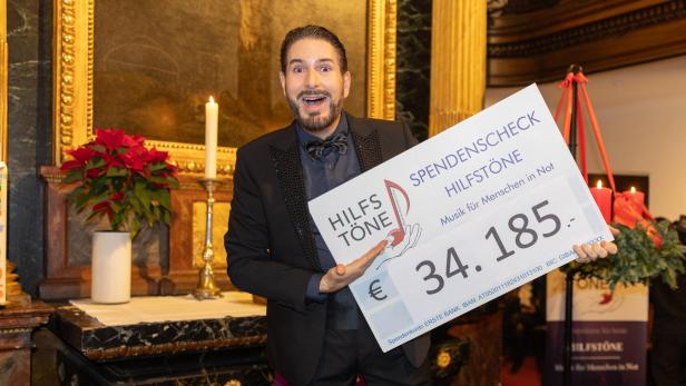 Clemens Unterreiner mit Spendenscheck