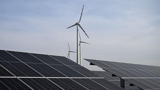 ++ THEMENBILD ++ PHOTOVOLTAIKANLAGE / PV-ANLAGE / PHOTOVOLTAIKMODULE / SOLARPANELE / SOLARENERGIE / ENERGIE / STROM