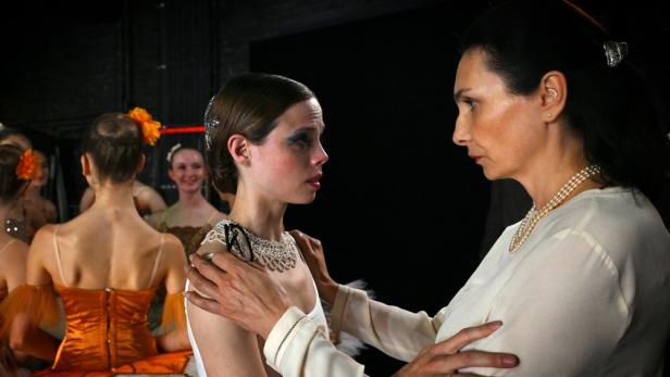 Ältere Frau fasst jüngere Tänzerin an den Schultern