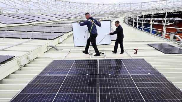 ++ THEMENBILD ++ PHOTOVOLTAIKANLAGE / PV-ANLAGE / PHOTOVOLTAIKMODULE / SOLARPANELE / SOLARENERGIE / ENERGIE / STROM