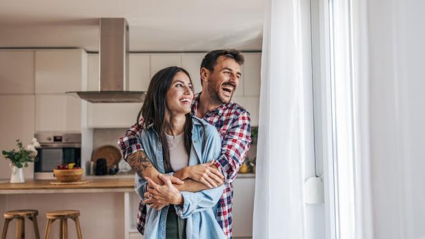 Lachendes Pärchen in der Küche