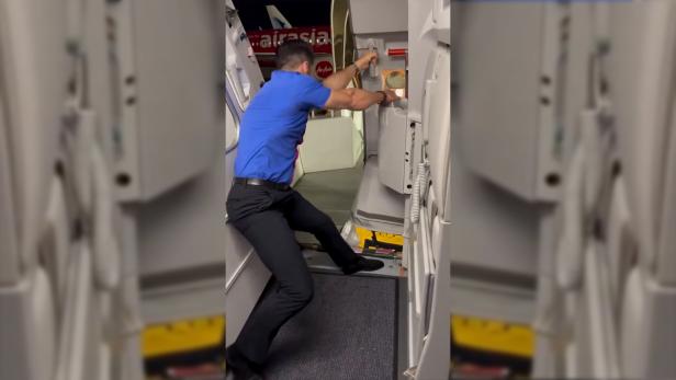 Warum dieser Flugbegleiter verzweifelt die Tür zuhält