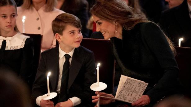 Prinzessin Kate und Prinz Louis festlich gekleidet in der Westminster Abbey