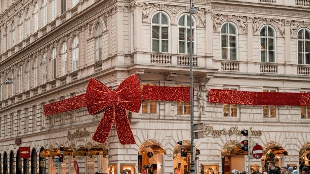 Riesige rote Weihnachtsschleife mit Lichterketten an einem Eckhaus auf der Kärntner Straße.