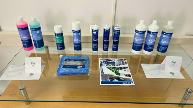 Verschiedene Novatio-Produkte und Infomaterialien auf einem Glastisch ausgestellt.