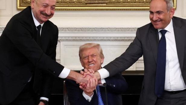 August 2025: Trump mit Aserbaidschans Präsident Alijew (li.) und  Armeniens Premier Paschinjan. 