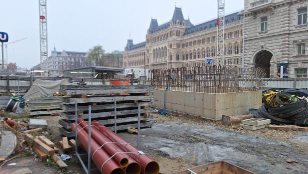 Großbaustelle beim künftigen Linienkreuz U2xU5 hinter dem Rathaus. Mit dem Spatenstich anno 2021 begannen die Schäden an den Häusern.