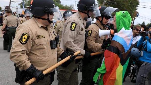 US-PROTESTERS-DEMONSTRATE-OUTSIDE-OF-CHICAGO-AREA-ICE-FACILITY