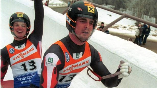 2003 Bei der WM in Sigulda rodeln die jungen Tiroler zur Goldmedaille.