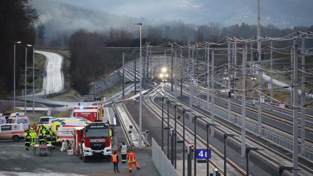 Einsatzfahrzeuge vor der Einfahrt in den Koralmtunnel.