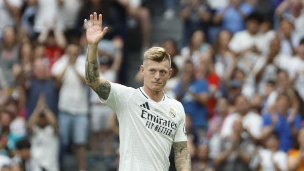 Ex-Profi Toni Kroos winkt dem Publikum zu.