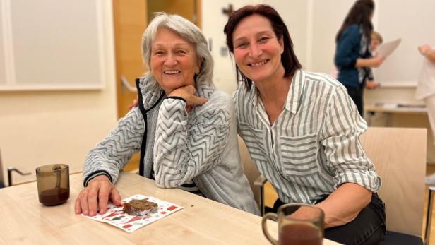 Christine Haltau und ihre Tochter Barbara Rauch-Haltau genießen die Zeit im Café