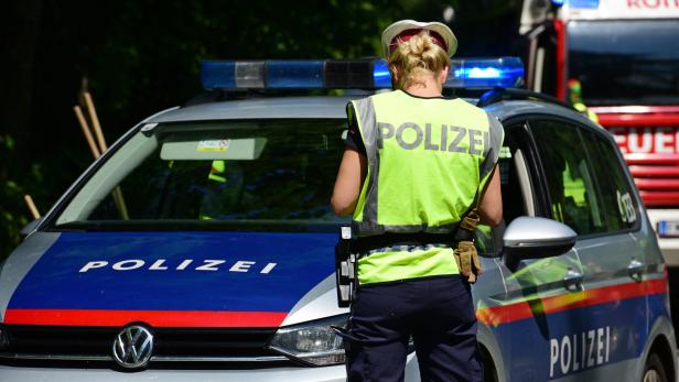 Polizistin vor Polizeiauto