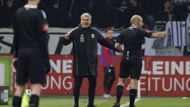 LASK-Trainer Kühbauer gestikuliert beim Spiel gegen den GAK