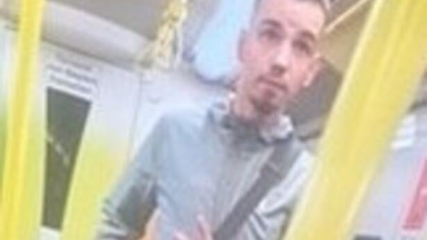 Fahndungsfoto eines gesuchten Mannes.