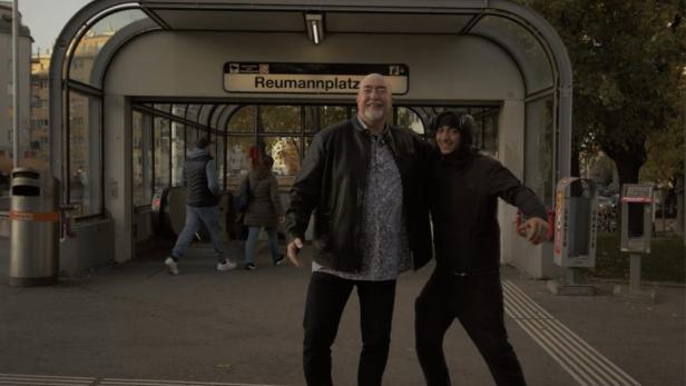 Robert Baum in seinem Musikvideo am Reumannplatz. 