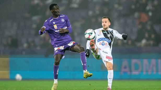 Austrias Barry gegen Horvat vom SK Sturm im Zweikampf.