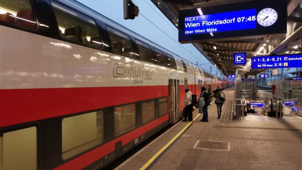 Zug am Bahnhof Wiener Neustadt