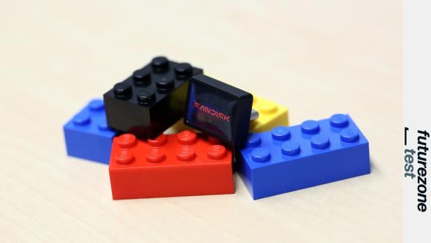 Sandisk Mini-USB-Stick auf Legosteinen