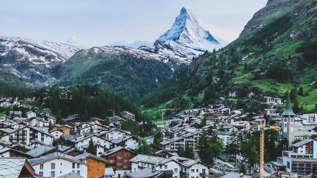 Aufnahme von Häusern in Zermatt in der Schweiz mit Blick auf das Matterhorn
